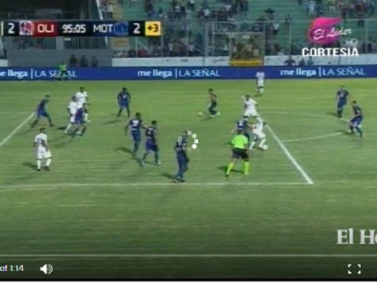 Insólito: Aficionado marca gol al mismo tiempo que delantero en clásico hondureño