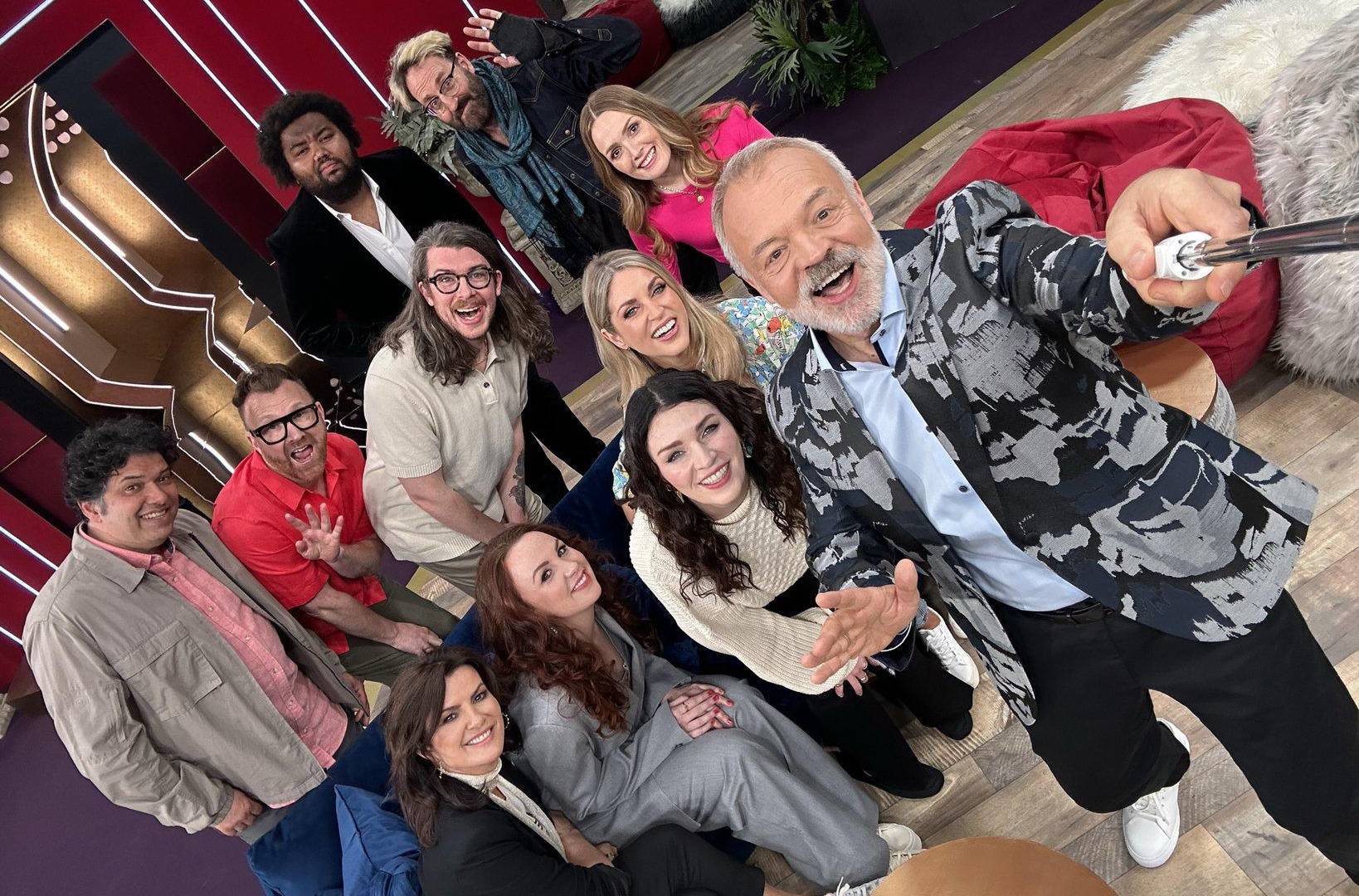 $!El conductor Graham Norton con el elenco de “LOL: Last One Laughing: Irlanda”.