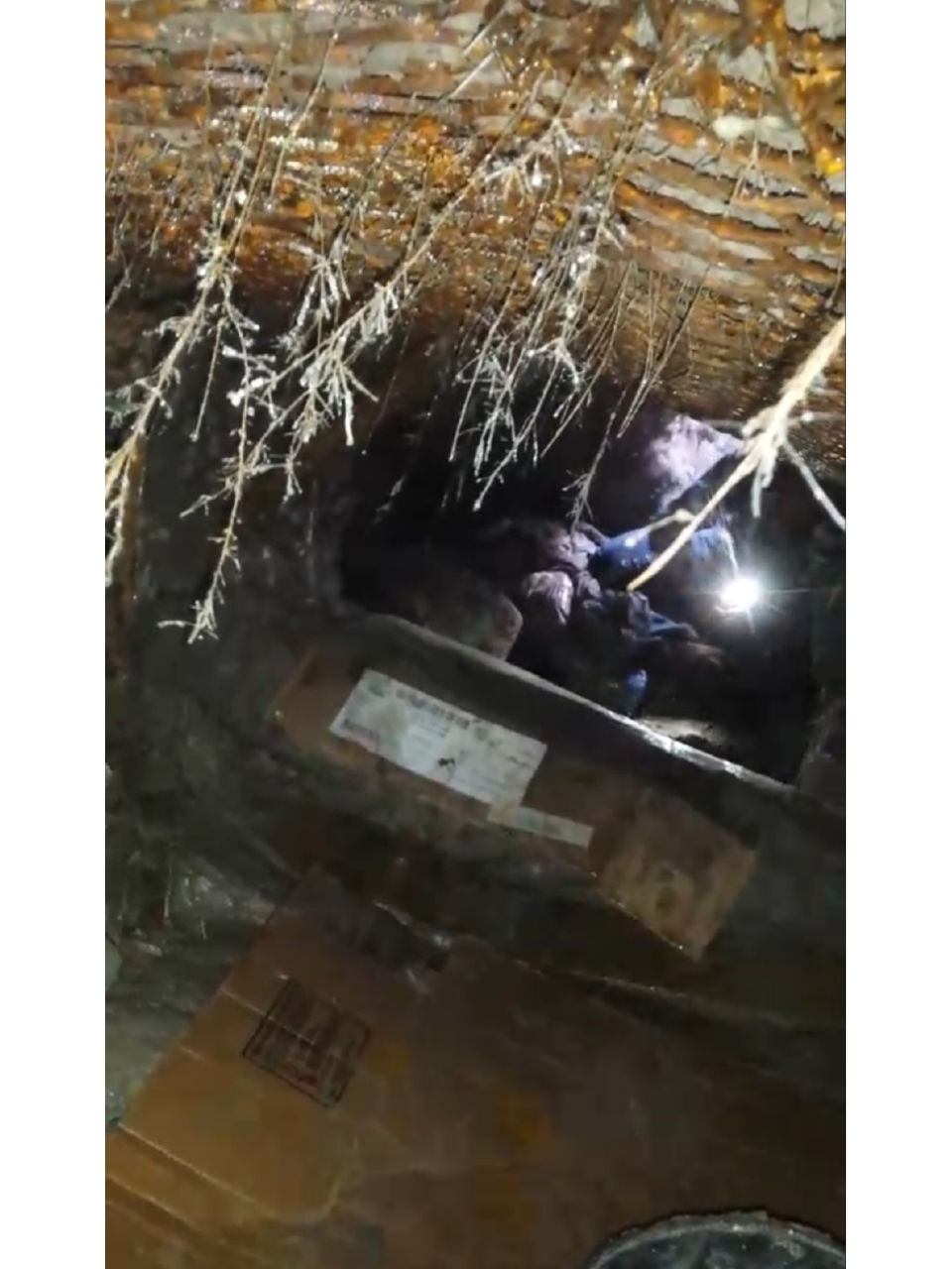 El el túnel se encontraron herramientas utilizadas por los criminales para excavar.