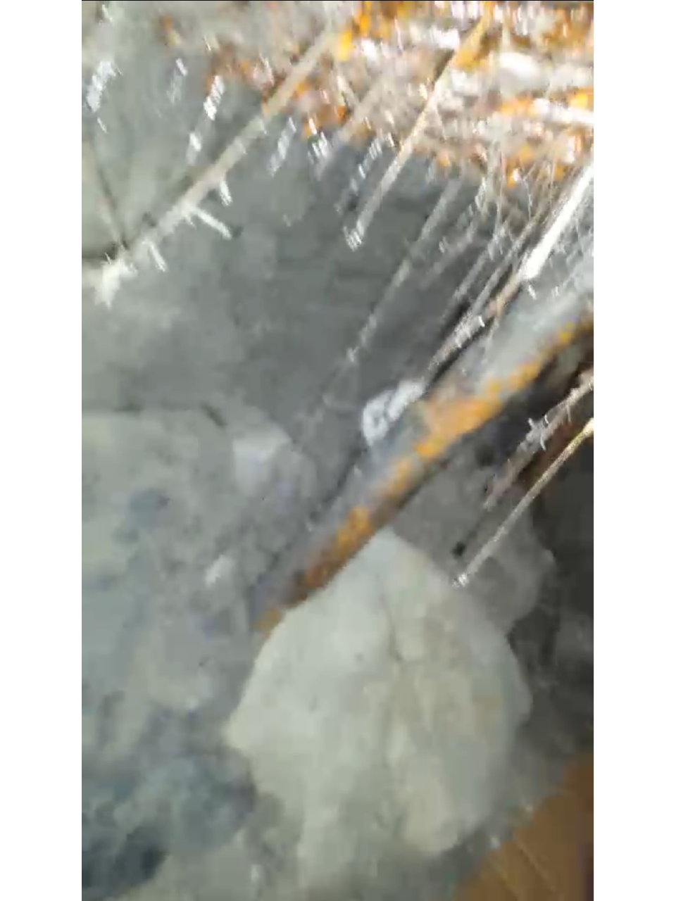 Tubos de hierro o vigas soportan el peso del suelo en los túneles de la MS-13 en Támara.