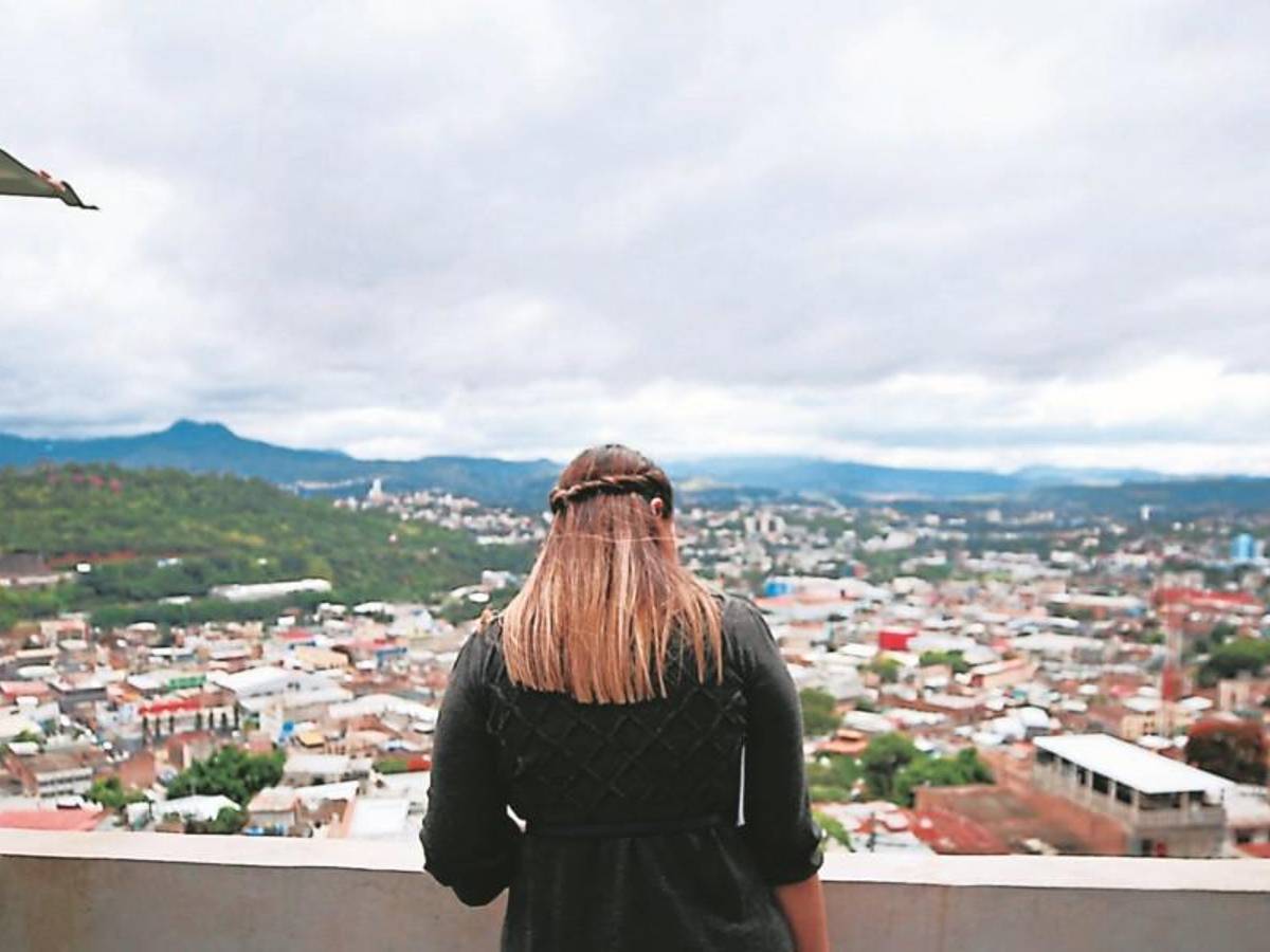 Desde sus propias casas, los vecinos de Bella Vista aprecian el paisaje de la ciudad.