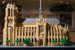 Un nuevo modelo de Lego de la Catedral de Notre-Dame incluye rosetones y una aguja central rodeada de estatuas.