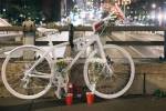 Una bicicleta pintada de blanco es homenaje a Félix Patricio Teófilo en Manhattan, cerca de donde perdió la vida.