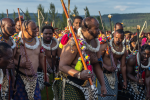 El Rey Mswati III en una ceremonia tradicional de danza de caña en Esuatini. Ha sido criticado por usar relojes caros mientras muchos de sus súbditos viven en la pobreza.