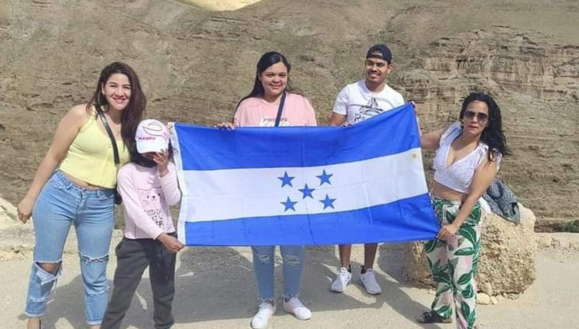 $!Dayana Vallecillo y su familia muestran con orgullo el Pabellón Nacional.