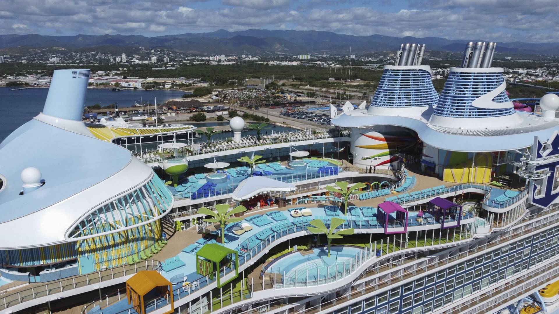 $!El Icon of the Seas de Royal Caribbean puede transportar a casi 8 mil personas. Algunos grupos ambientalistas dicen que la alta capacidad es un problema.