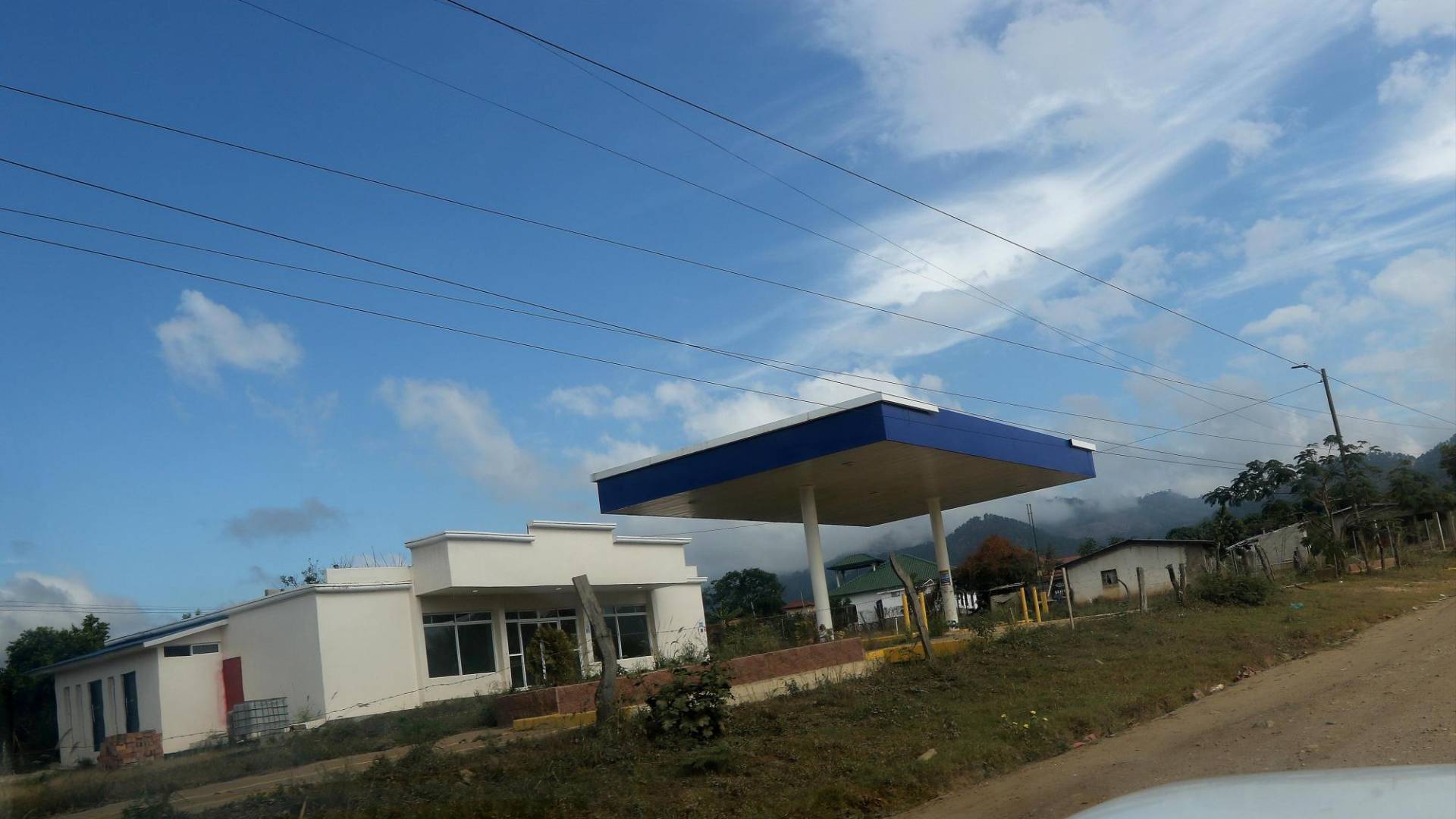 $!En un pueblo que no supera los 1,400 habitantes se construyen actualmente dos gasolineras.