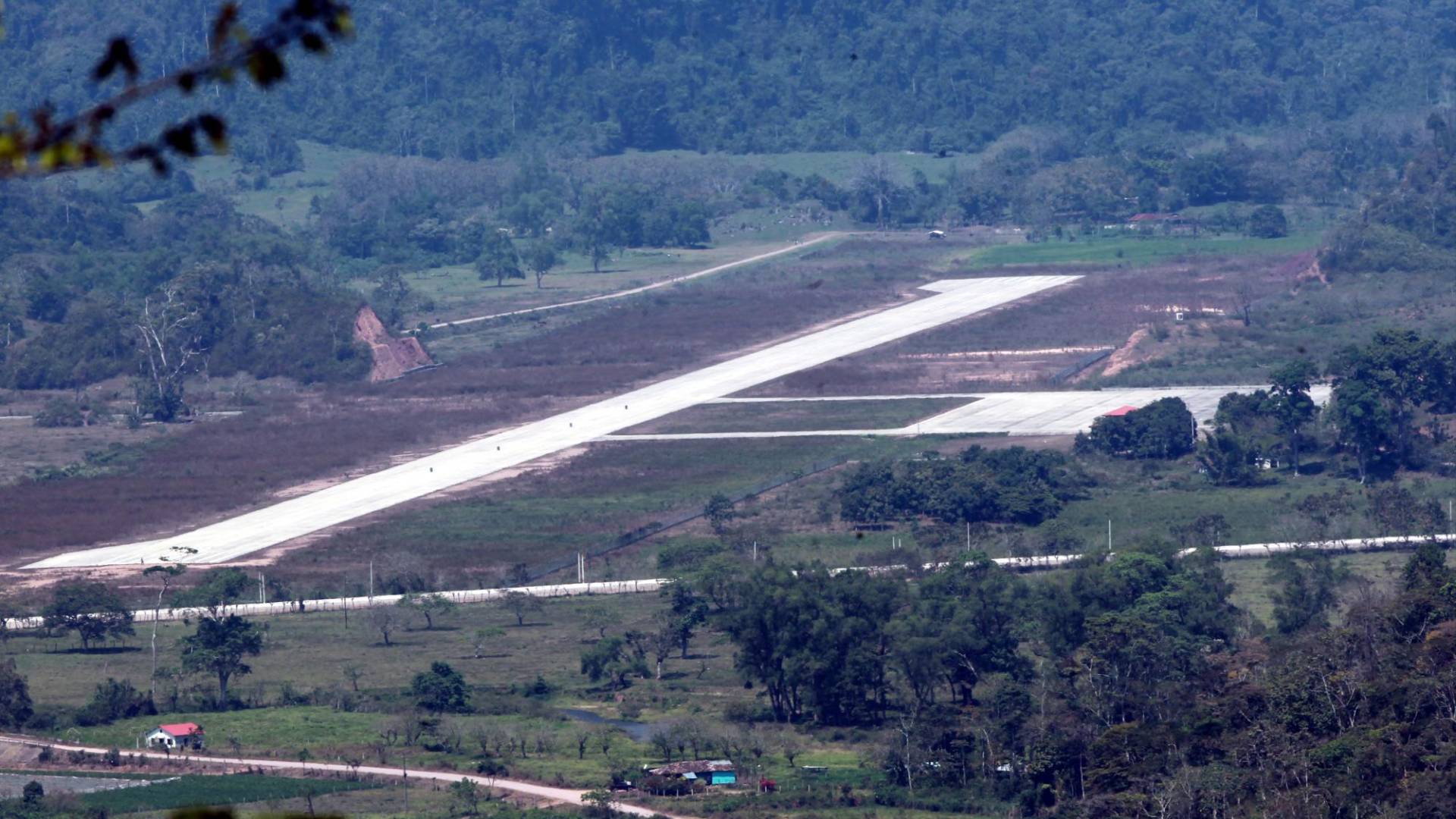 $!El aeródromo de Río Amarillo, Copán, no está en una ubicación privilegiada, ya que está rodeado de montañas. Para su construcción se invirtieron 335 millones de lempiras.