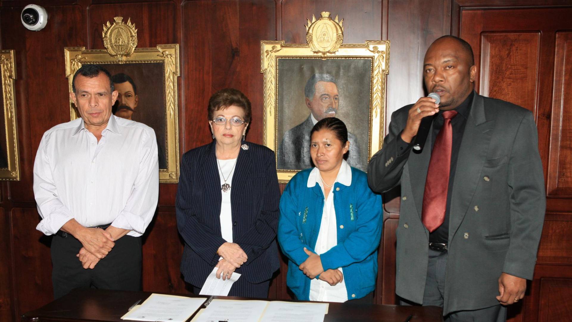 $!Luis Green, primero de derecha a izquierda, y Gloria López, segunda de derecha a izquierda, al momento de ser juramentados como ministro y viceministra de la desaparecida Secretaría de Pueblos Indígenas y Afrohondureños.