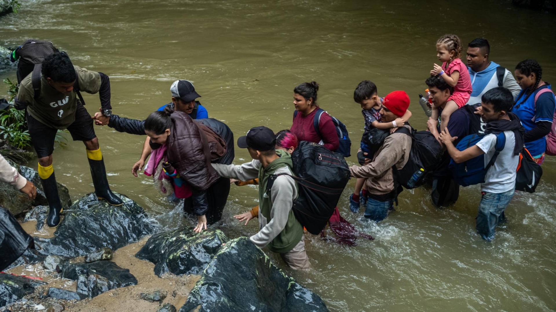 $!Los migrantes que atraviesan el Tapón del Darién pueden contratar paquetes todo incluido con tiendas de campaña, botas y otras necesidades por 500 dólares o más.