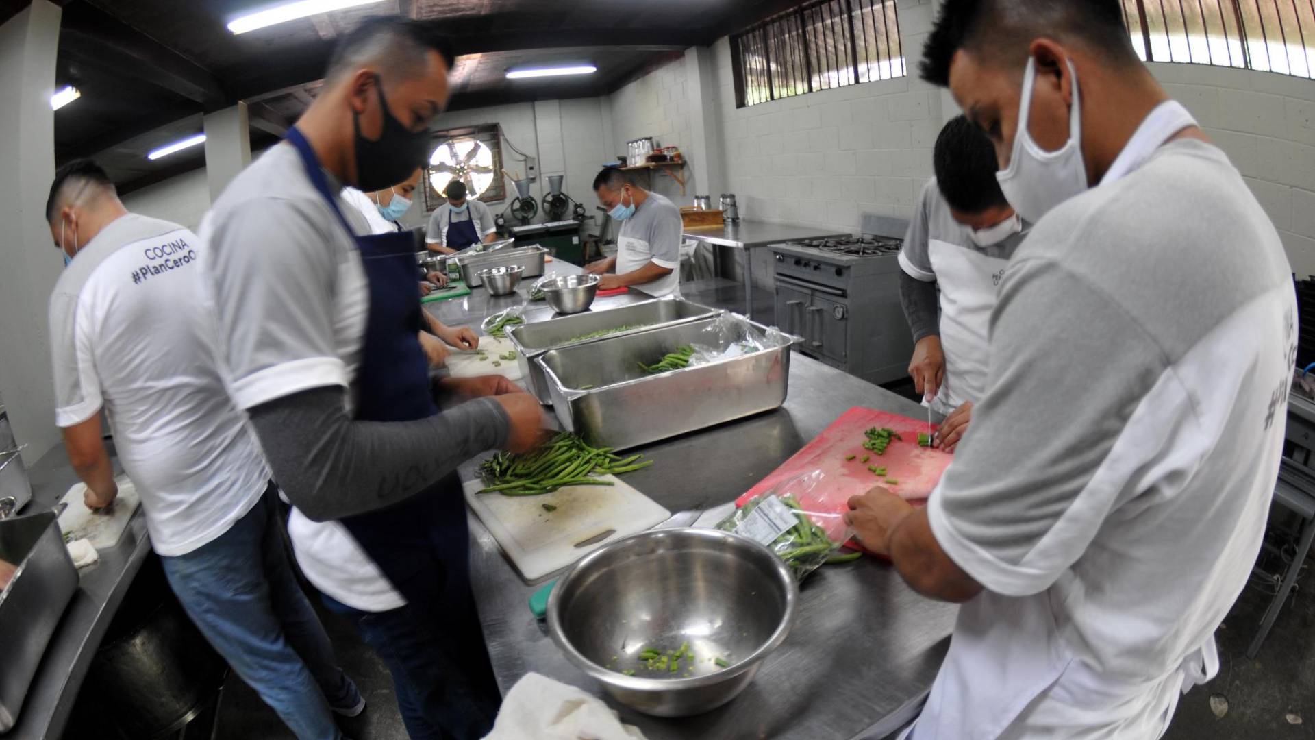 $!Bajo la enseñanza de un chef profesional, los privados de liberta en el Centro Penal La Esperanza cocinan la comida para la población penitenciaria.