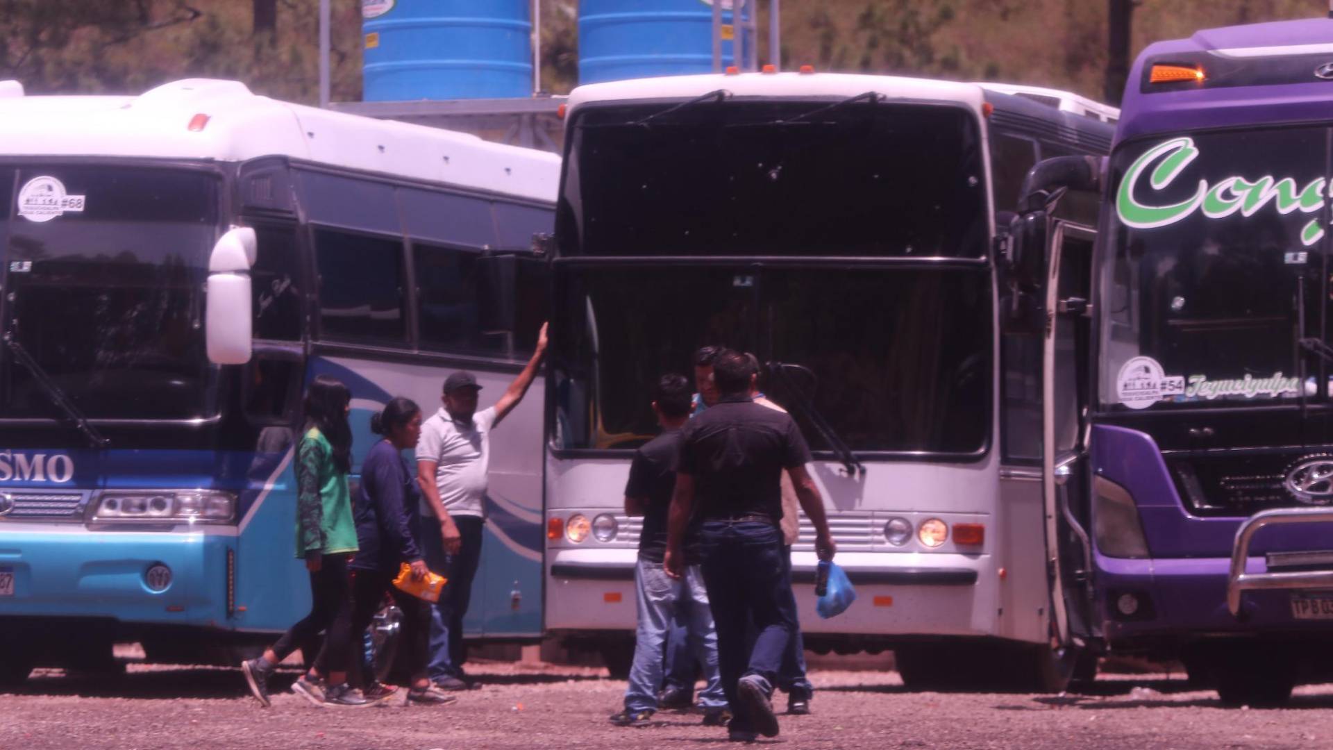 $!En el municipio de Tatumbla, el IHTT habilitó un espacio para que los buses que van a la frontera con Guatemala recojan los migrantes que vienen desde Trojes.