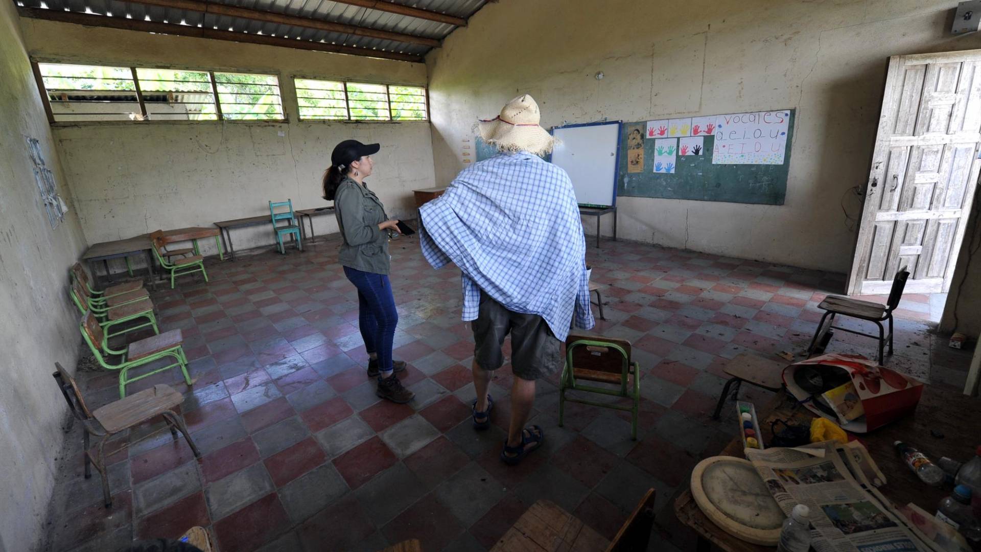 $!Un poblador muestra la única aula que funcionaba en el kinder Nuestro Futuro. La última vez que impartieron clases fue en 2022.