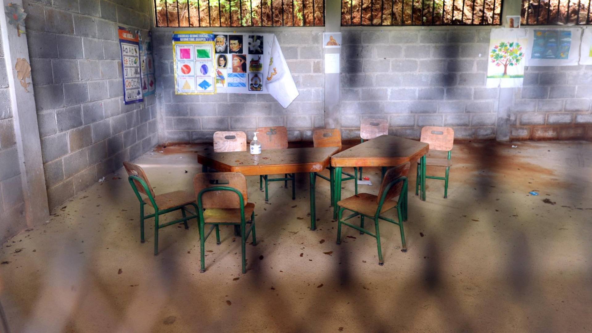 $!Los centros educativos cerrados en Honduras están, en muchos casos, completamente abandonados.
