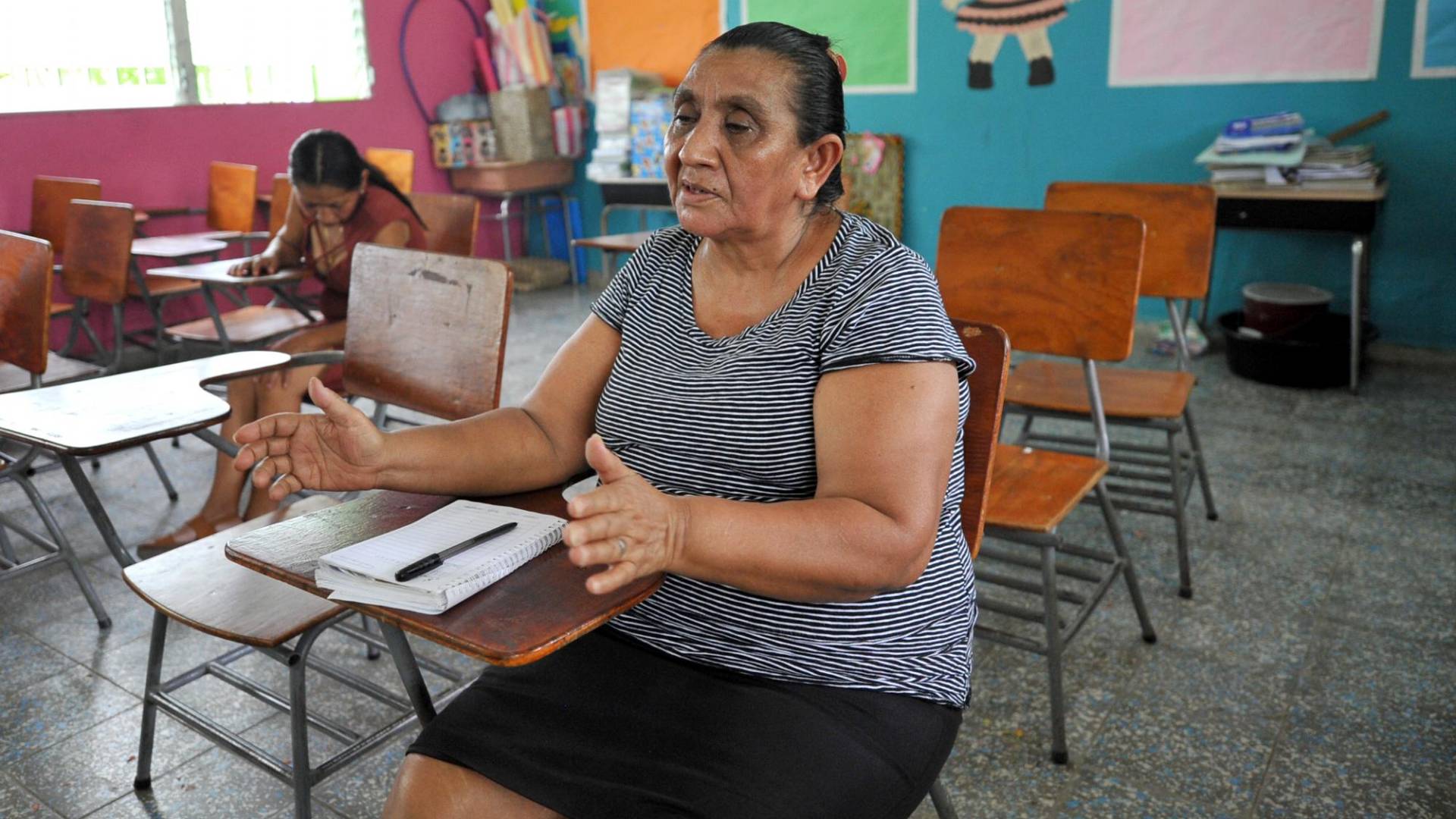 $!Doña Margarita espera poder seguir estudiando porque en un futuro le gustaría ser maestra. A sus 61 años aprendió a leer y escribir.