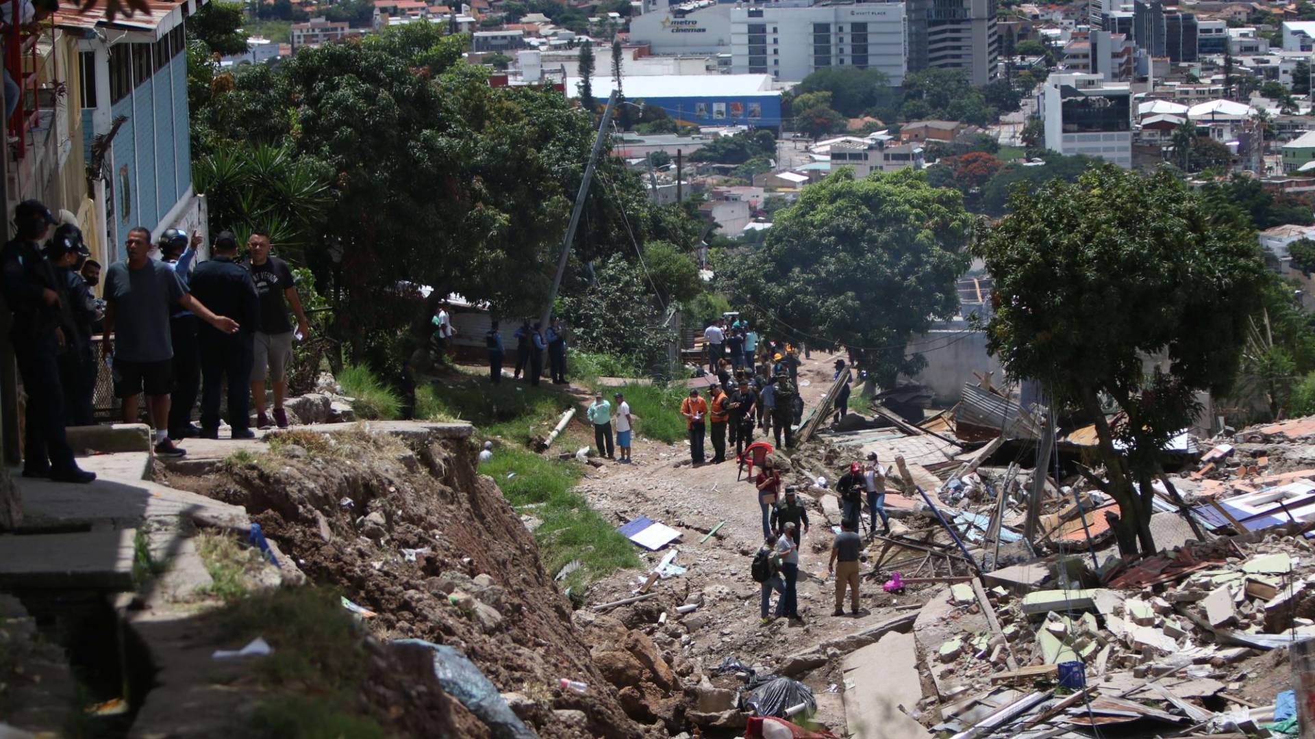 $!Varias familias tuvieron que dejar sus viviendas debido a un deslizamiento en la colonia Guillén, en la capital de Honduras.