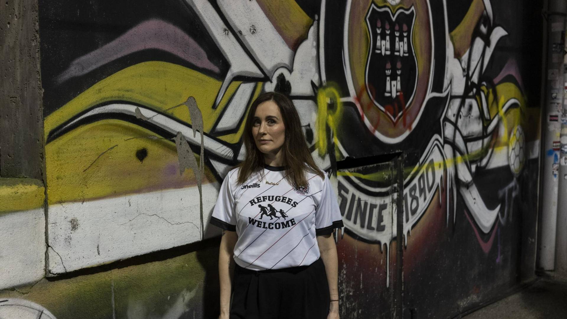 $!Mary Nolan en una playera Bohemian F.C. popular. Otras playeras han celebrado la cultura local y diferentes causas.