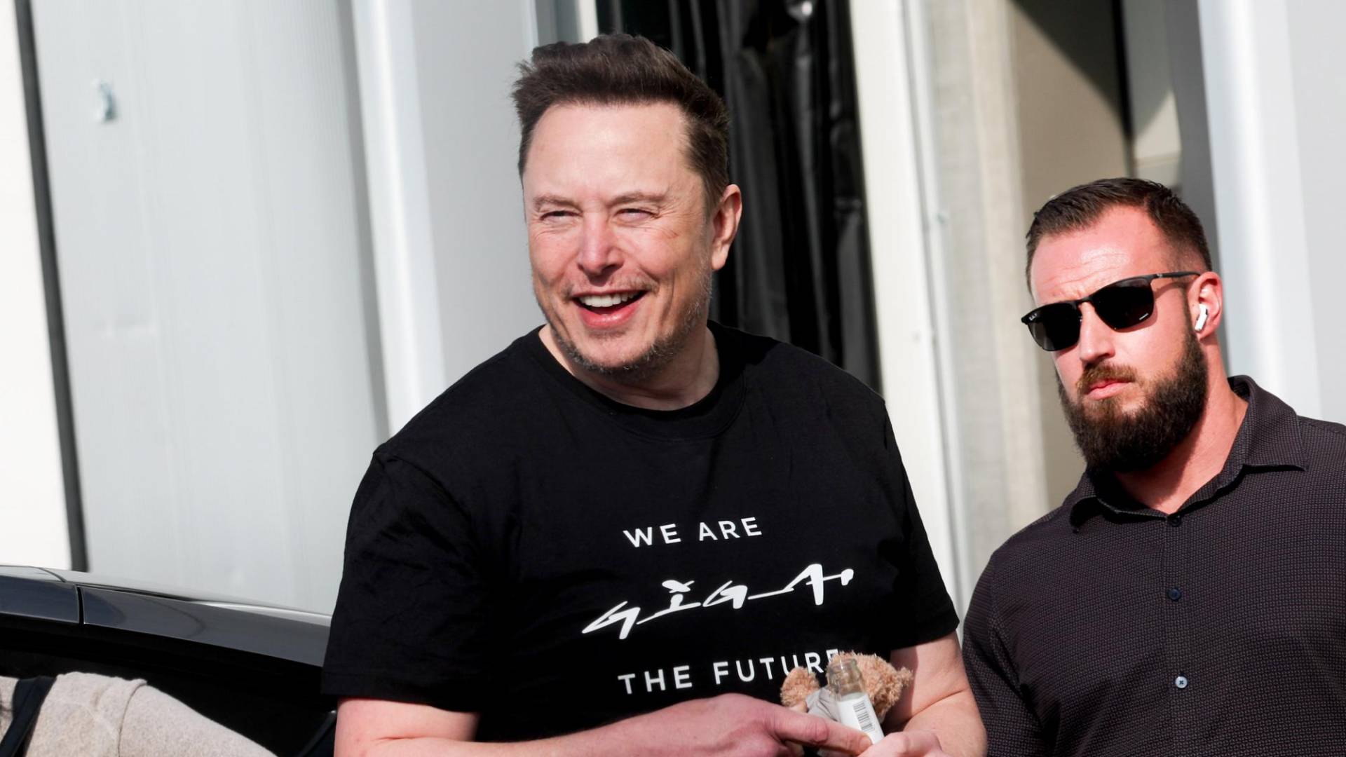 $!Elon Musk, CEO de Tesla, visitó la fábrica de la armadora cerca de Berlín en marzo, después de un paro temporal.