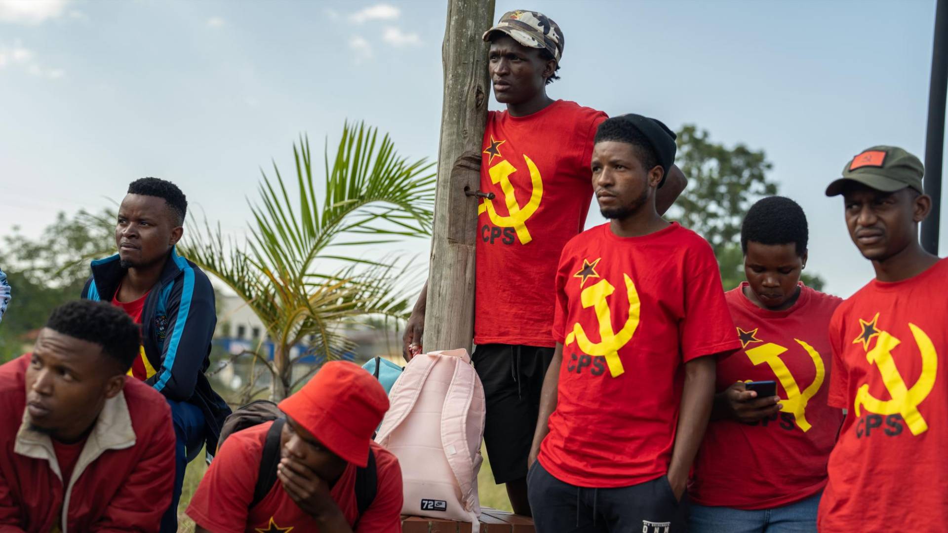 $!Mhlonishwa Mtsetfwa (contra un poste) resultó herido en el 2021 en una protesta contra el Rey Mswati III de Esuatini.