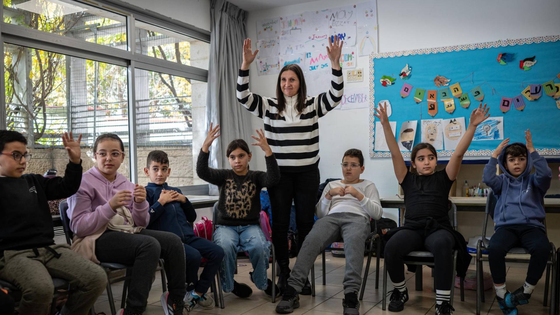 $!Haya Saleh, ciudadana palestina de Israel, con su clase en la escuela Max Rayne Mano a Mano en Jerusalén.