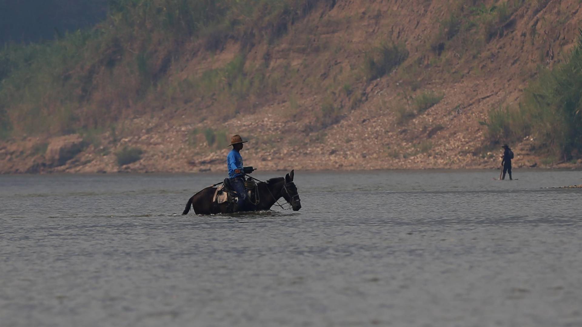 $!Un sujeto cruza de Honduras a Nicaragua a través del río Coco o Segovia, que está seco.