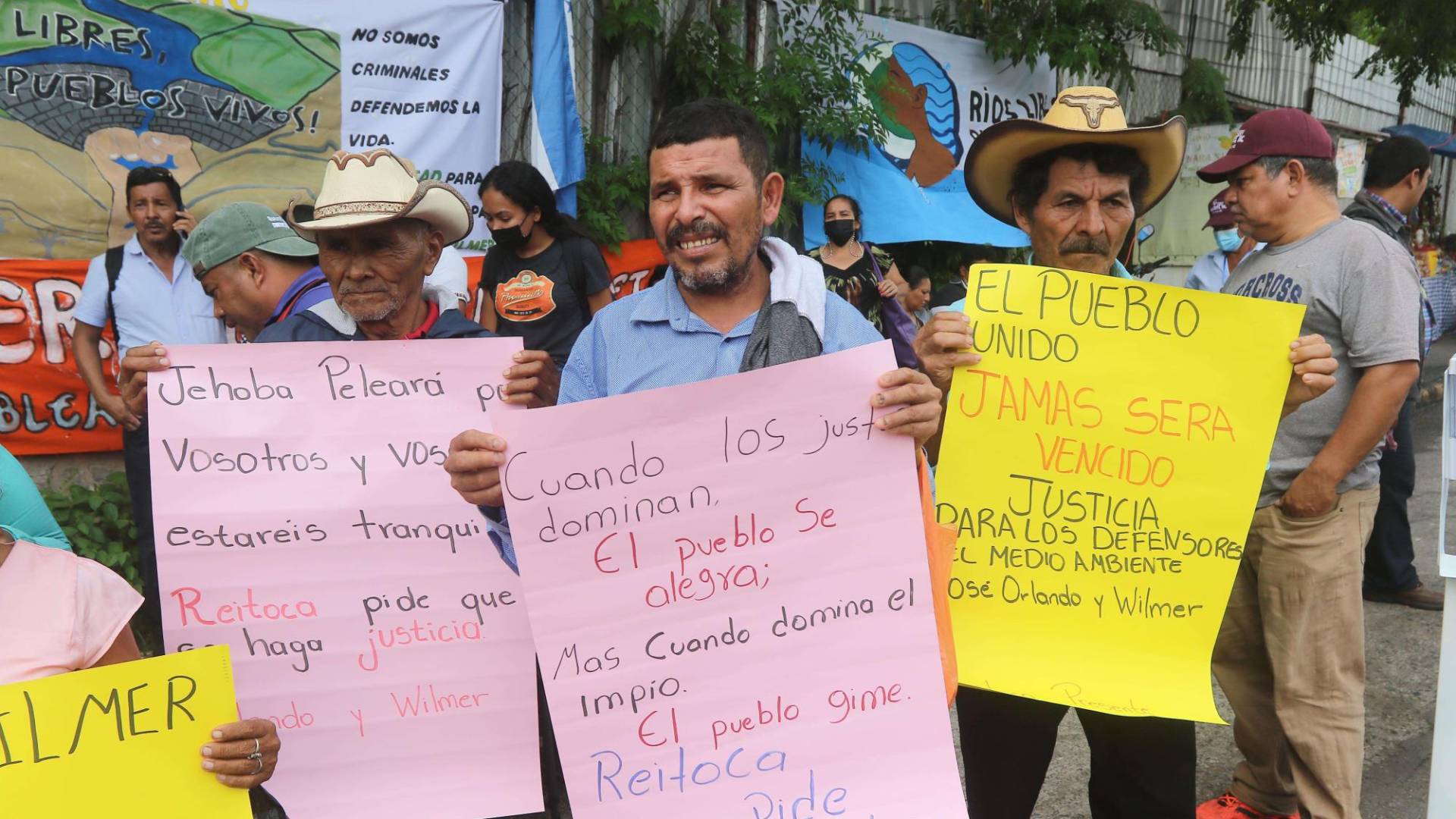 $!Pobladores de Reitoca, uno de los lugares más secos del territorio hondureño, protestaron fuera de la Corte Suprema de Justicia exigiendo el excarcelamiento de dos líderes ambientales.