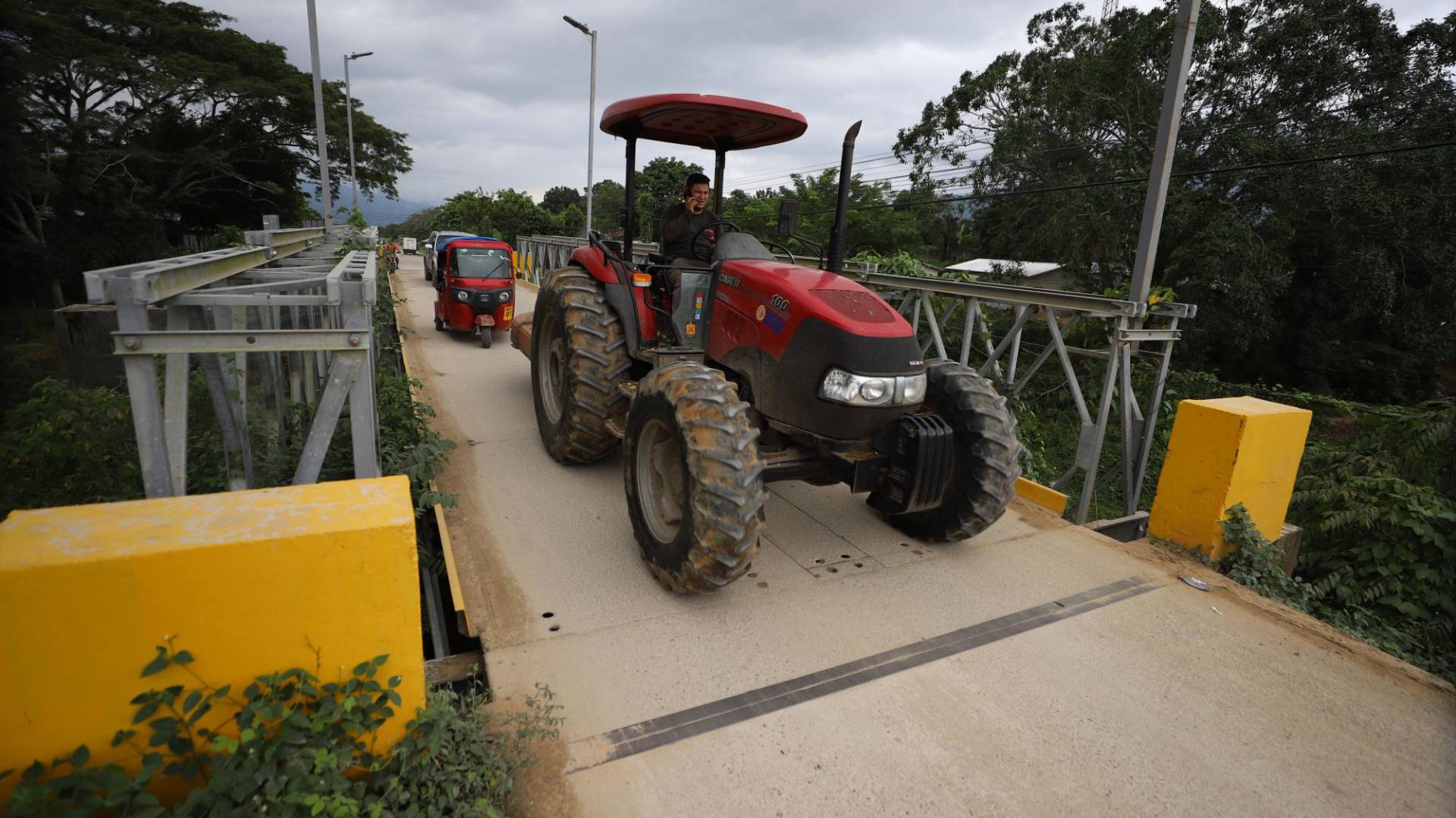 $!Con apoyo de la municipalidad se logró instalar un carril de puente Bailey, pero falta el otro y la SIT se desentendió del tema.