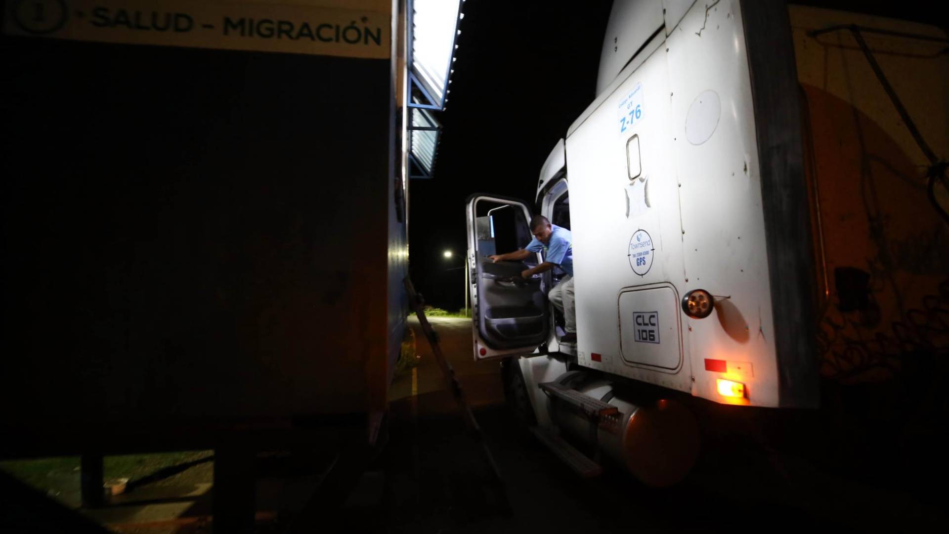 $!A dos meses de terminar la emergencia por la pandemia Aduanas de Honduras todavía pide el carnet del covid-19. En la foto, Óscar Valle se baja de su furgón para presentar documentación.