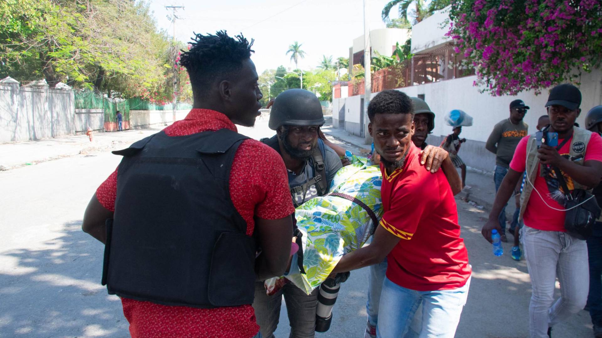 $!Una mujer es transportada en Puerto Príncipe, donde muchos hospitales han cerrado o funcionan con capacidad reducida.