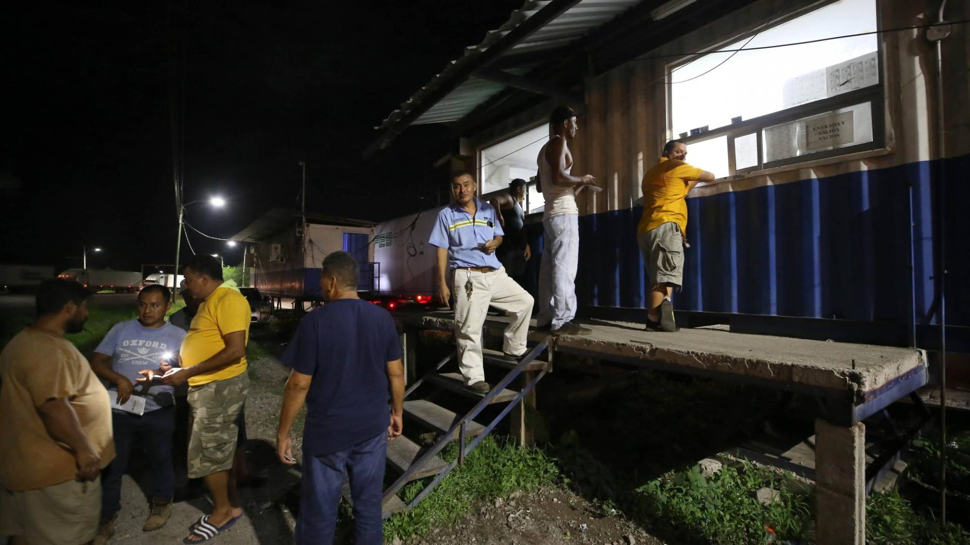 $!Para realizar el trámite migratorio los conductores deben abandonar sus unidades y caminar hasta encontrar esta deteriorada caseta.