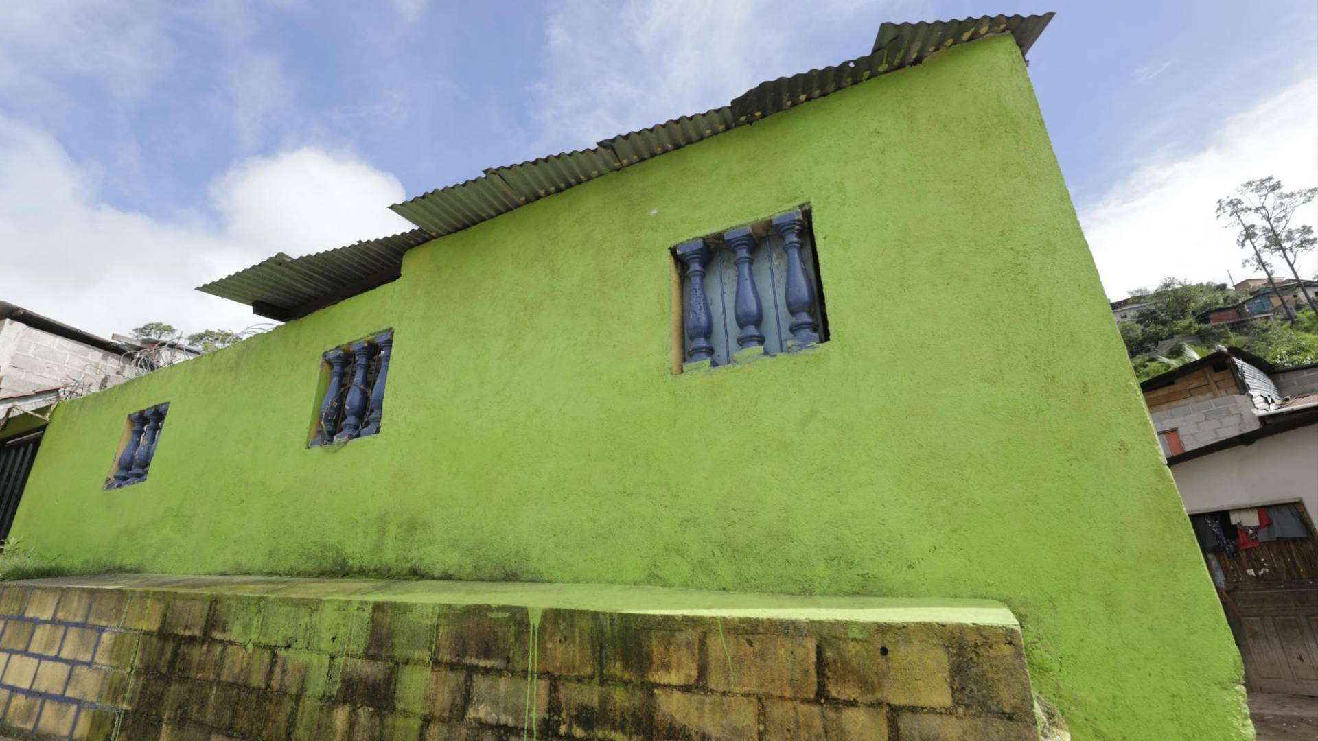 $!Mal pintada dejaron los propietarios la casa que les iban a alquilar a los muchachos que fueron asesinados.