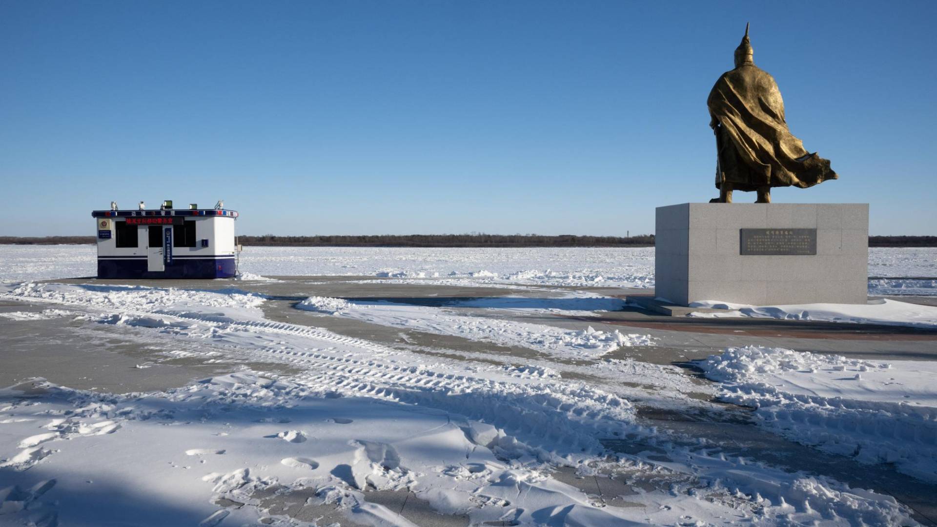 $!Una estatua de un General imperial chino cerca de Heihe, China, en el Río Amur que marca la frontera con Rusia.
