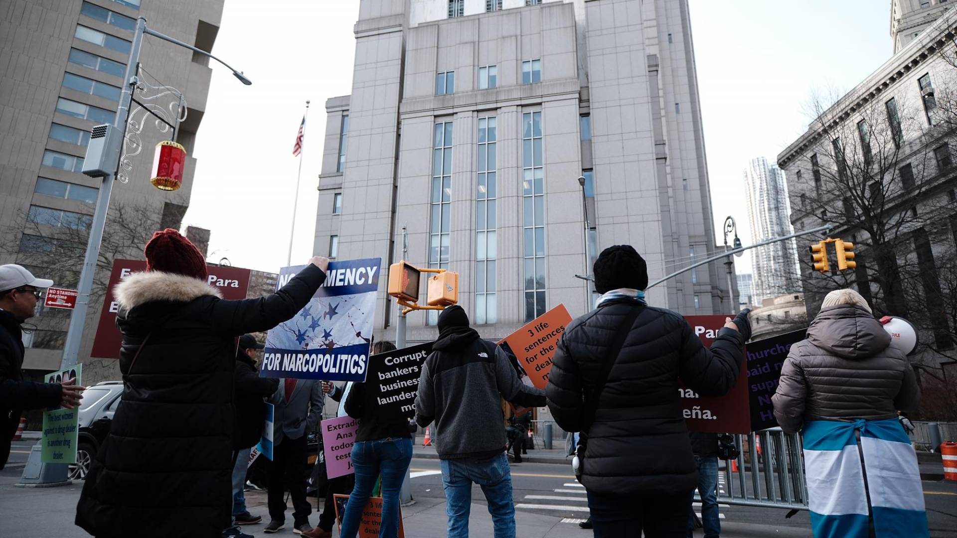 $!Un grupo de hondureños acudió a la Corte del Distrito Sur de Nueva York con pancartas en las que pedían se condenara al expresidente Juan Orlando Hernández.