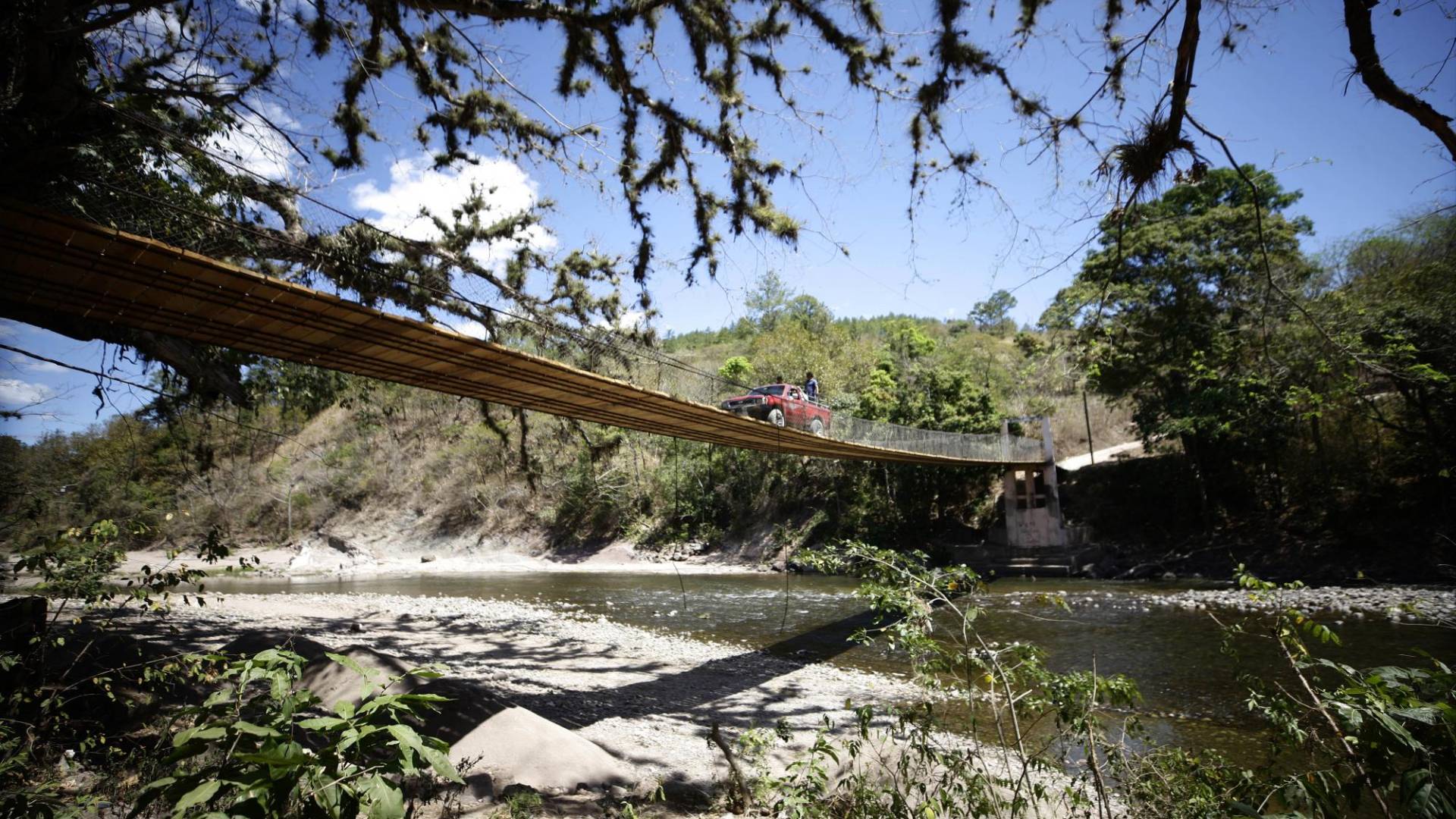 $!La Unidad Investigativa de EL HERALDO Plus evidenció la fragilidad que tiene el improvisado puente colgante que tienen habilitado en Ojo de Agua, Comayagua