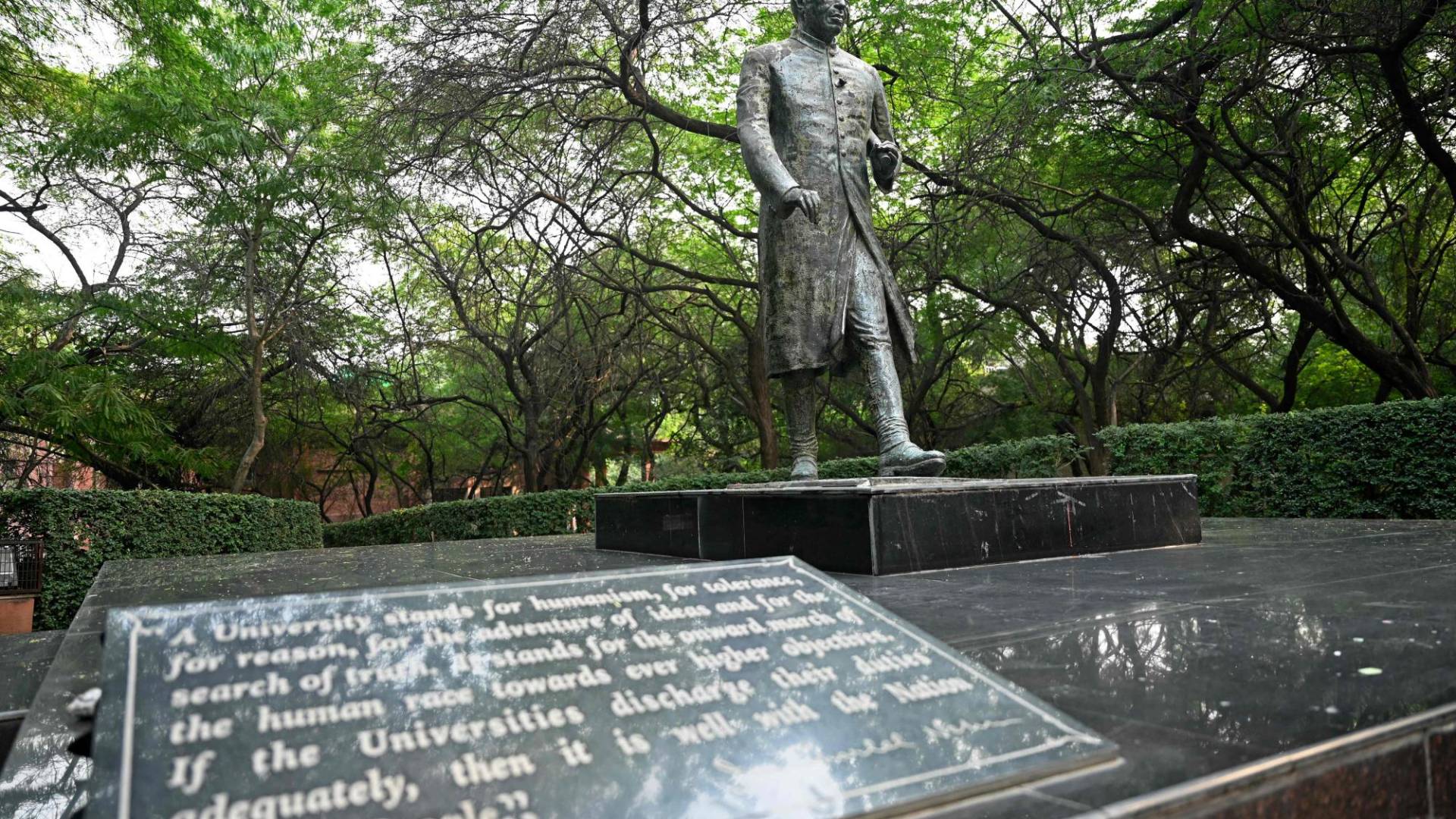 $!Una estatua de Jawaharlal Nehru, el primer Primer Ministro de India, en la universidad con su nombre.