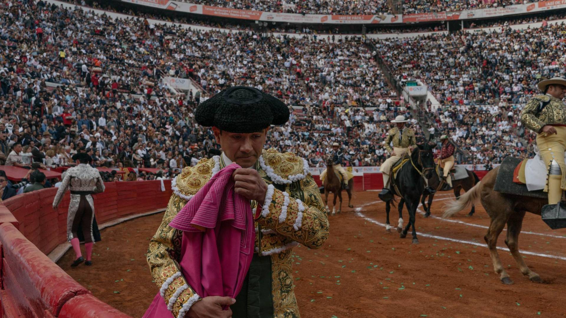 $!La primera corrida registrada en México fue en 1526, y hay 326 plazas. Un matador listo para iniciar en La Plaza México.