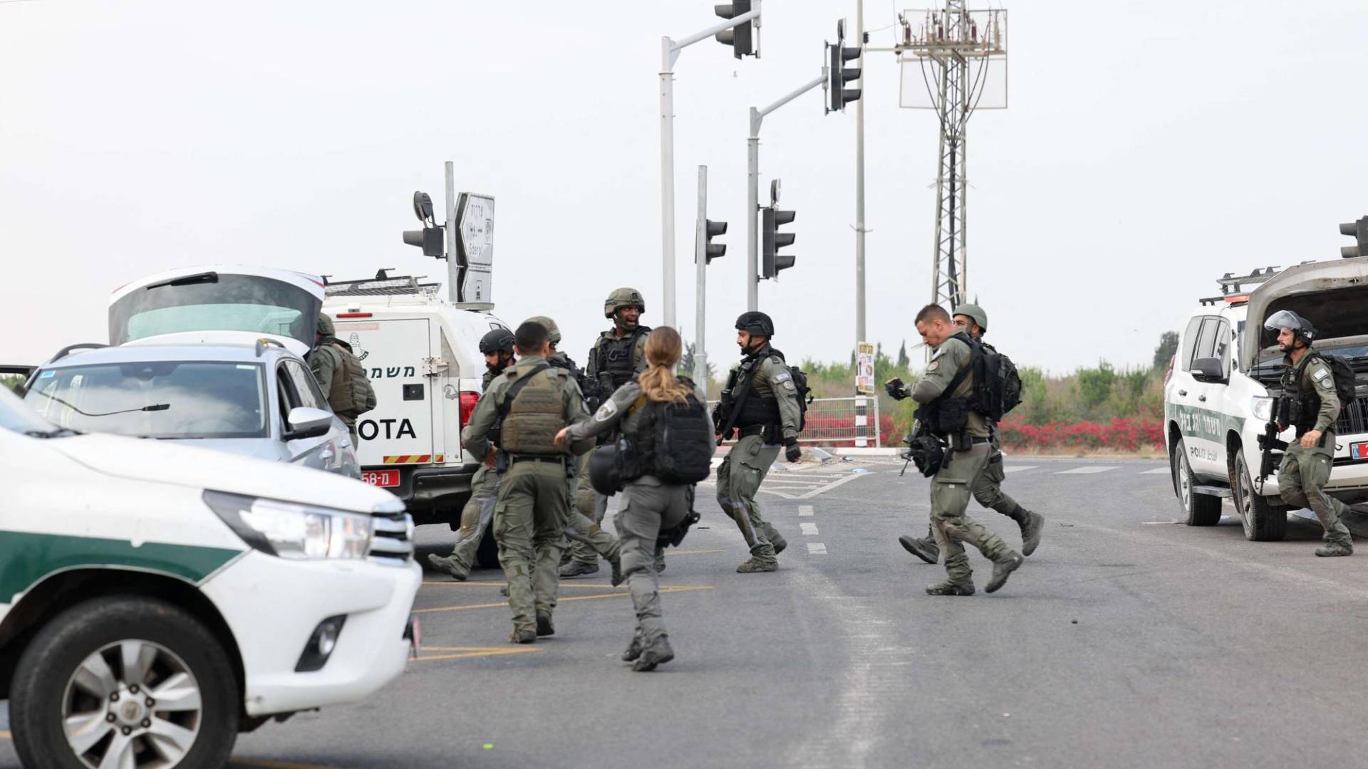 $!Soldados israelíes corren a refugiarse cerca de Sderot durante un con cohetes desde la Franja de Gaza. El fin de semana las tropas de Israel se preparaban para ingresar a Gaza.