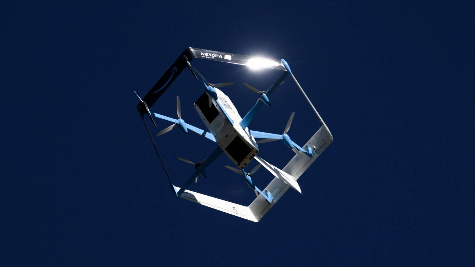$!Los drones de Amazon dejan caer entregas desde cerca de 4 metros de altura y no pueden volar con mucho calor o viento.