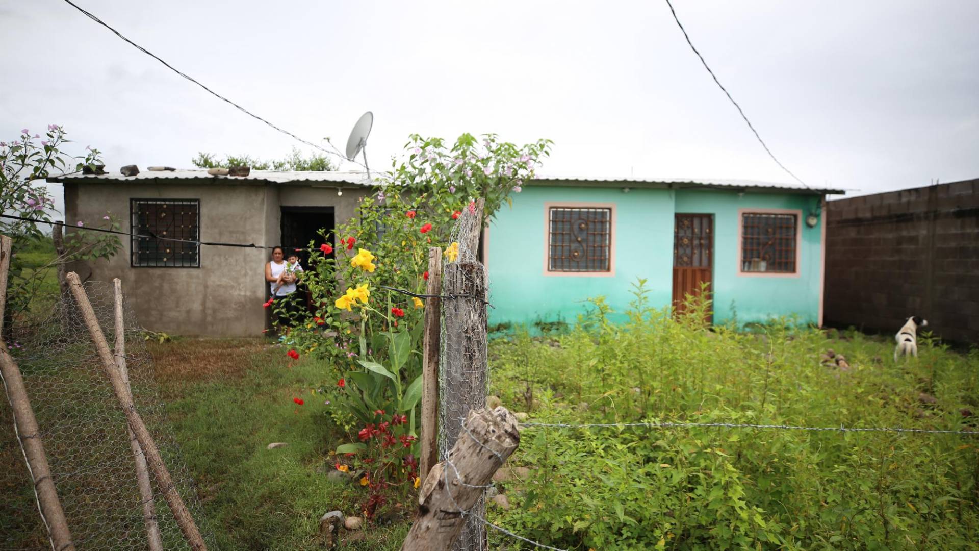 $!Estas son dos de las cuatro casas que la Alcaldía de Choluteca entregó a las familias que tuvieron niños con microcefalia a raíz del zika. Las familias tuvieron que invertir en las viviendas porque solo les entregaron las bases.