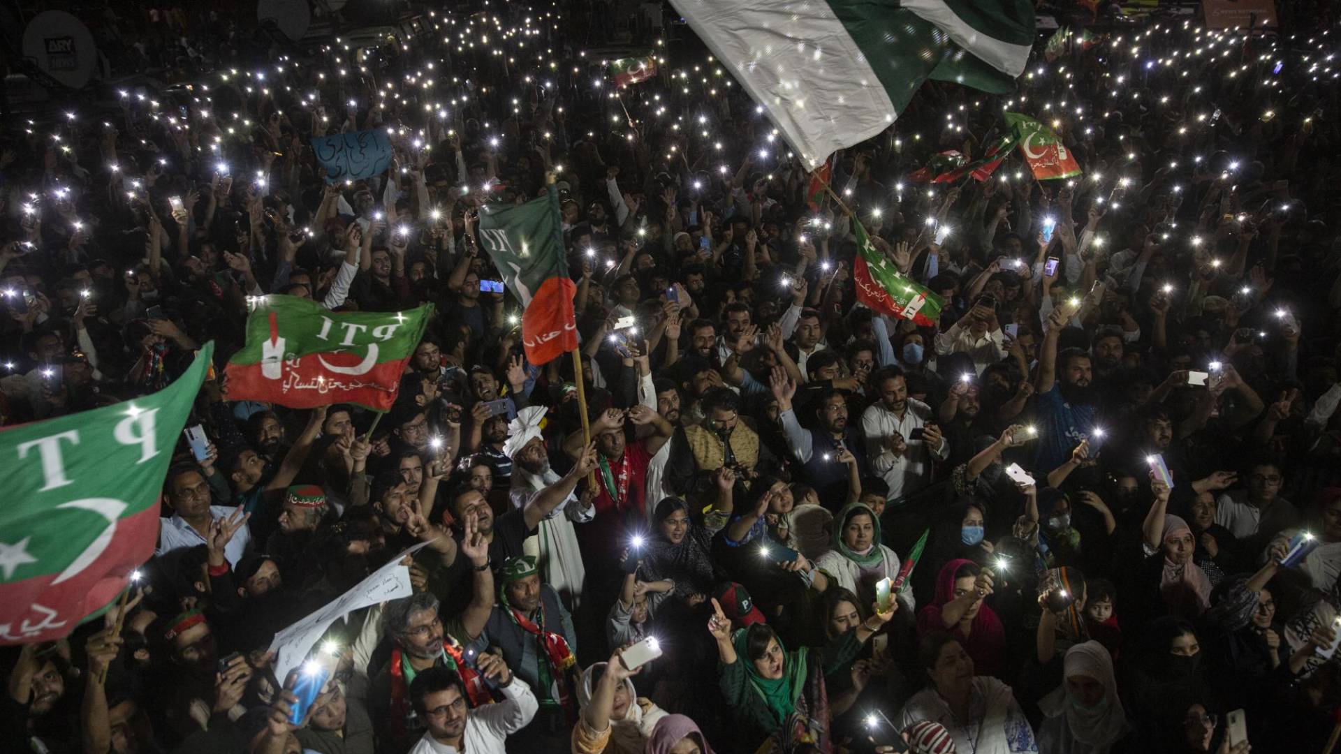 $!Un mitin en el 2022 para Imran Khan, el ex líder de Pakistán, que vota el 8 de febrero.