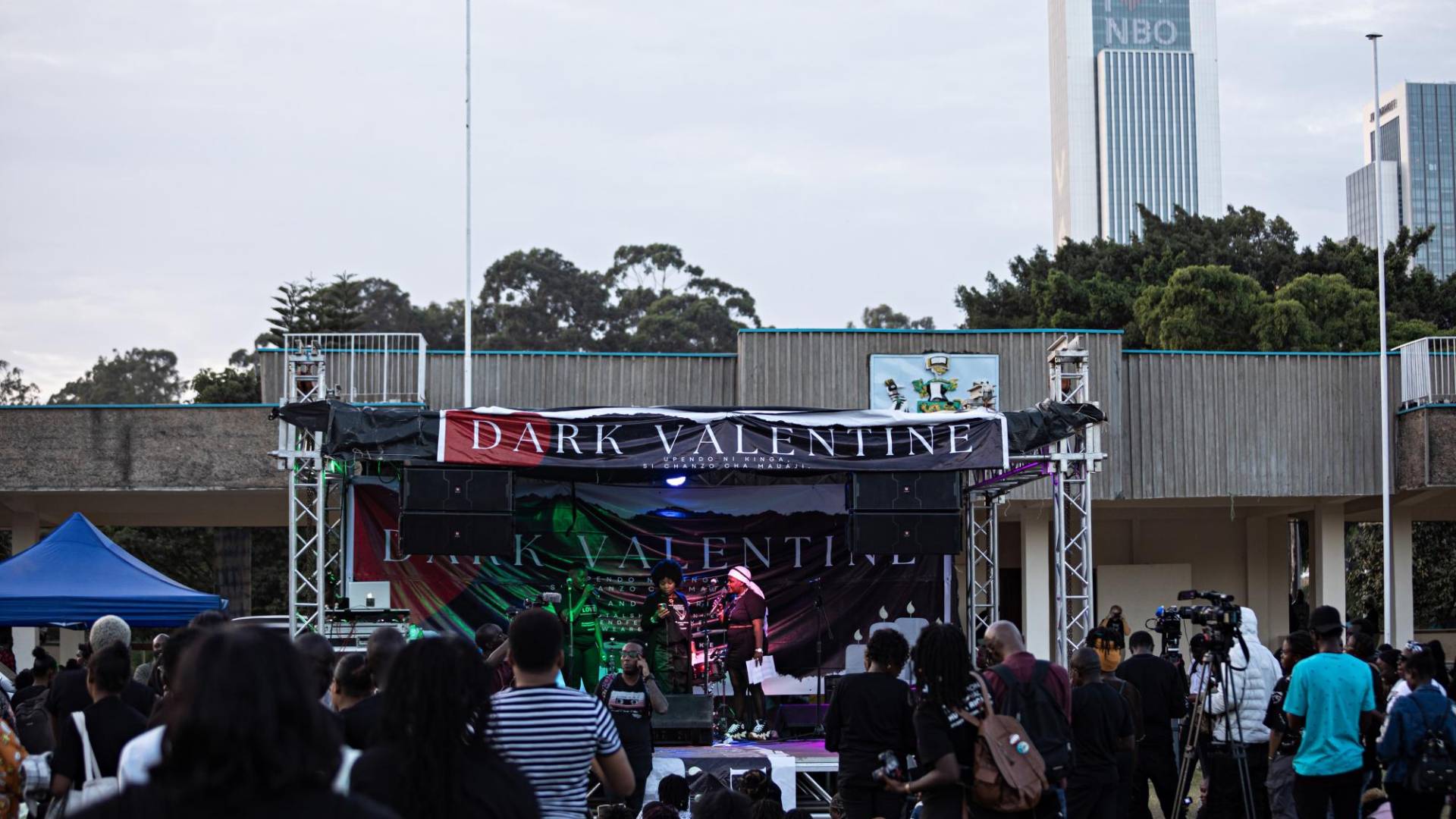 $!El 14 de febrero, Día de San Valentín, los kenianos honraron a mujeres asesinadas con la vigilia llamada “Valentín Oscuro”.