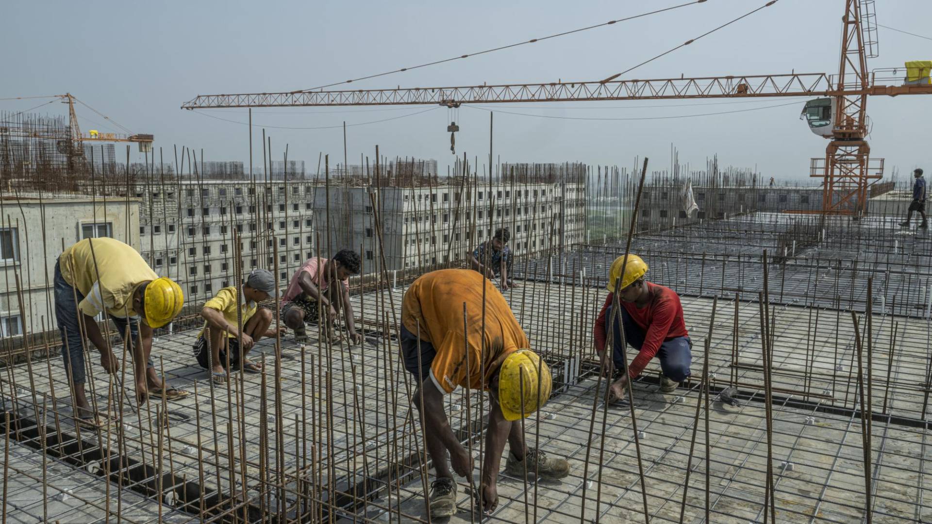 $!El valor de la bolsa de India se ha triplicado en los últimos 10 años. Instalaciones de Foxconn en el Estado de Tamil Nadu. (Atul Loke para The New York Times)