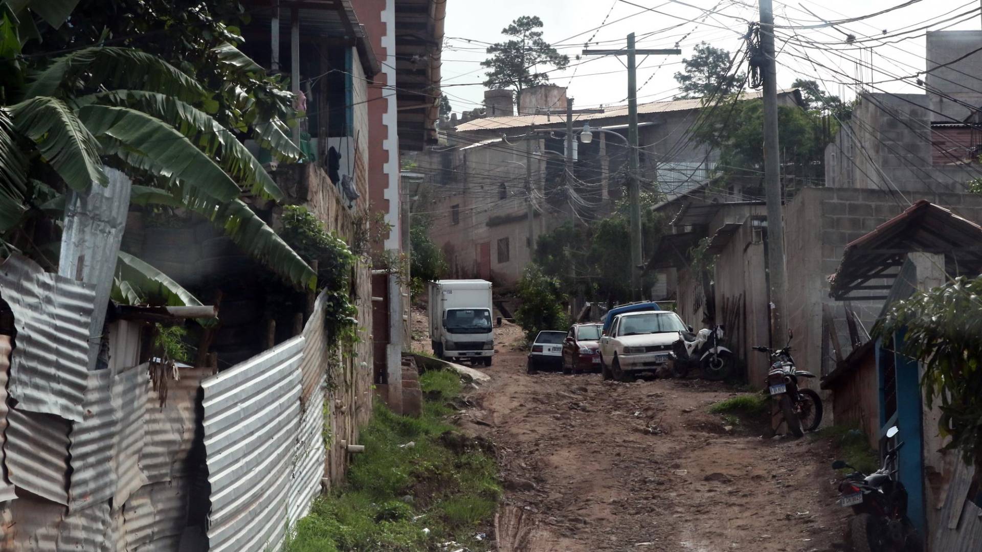 $!La Unidad Investigativa de EL HERALDO Plus recorrió las peligrosas calles de Mirador de Oriente, donde asesinaron a cinco jóvenes la semana pasada.