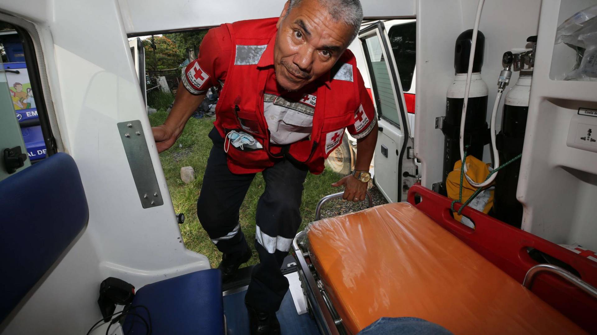 $!El paramédico Rufino Elpidio Flores también lleva 37 años trabajando para la Cruz Roja Hondureña, atendiendo todo tipo de emergencias.