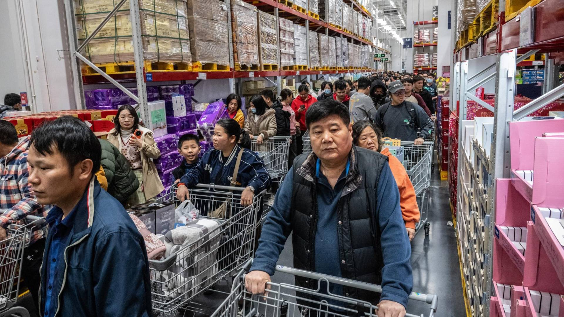 $!La migración comercial de los habitantes de Hong Kong es un cambio de cuando los chinos acudían en masa a Hong Kong para comprar. Haciendo fila en un Sam’s Club en Shenzhen.