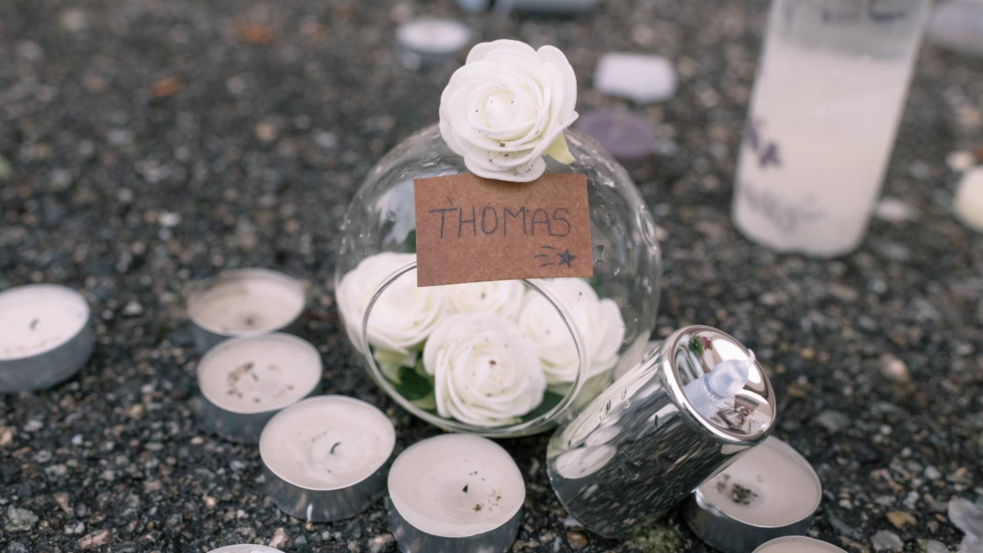 $!Flores para Thomas Perotto, de 16 años, asesinado en un pueblo en las afueras de Romans-sur-Isère en noviembre.