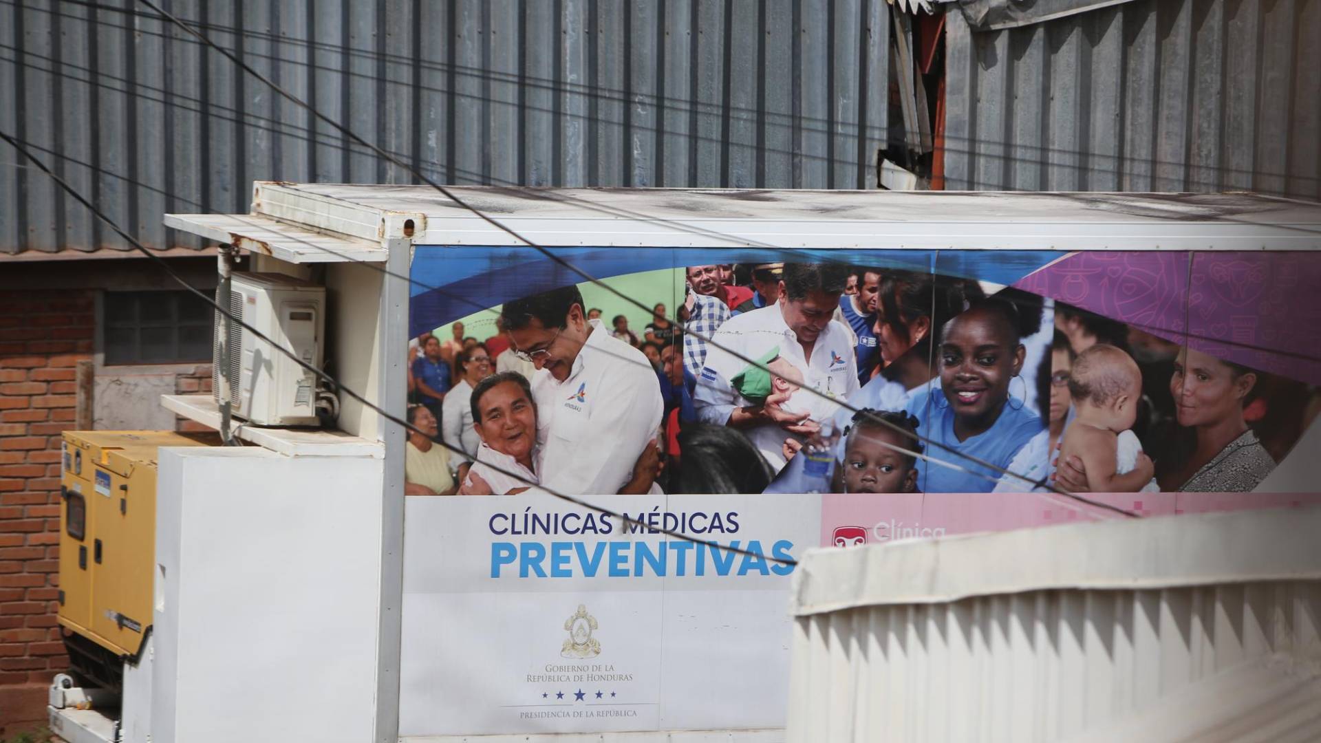 $!Las clínicas aún tiene la propaganda del ex presidente Juan Orlando Hernández.