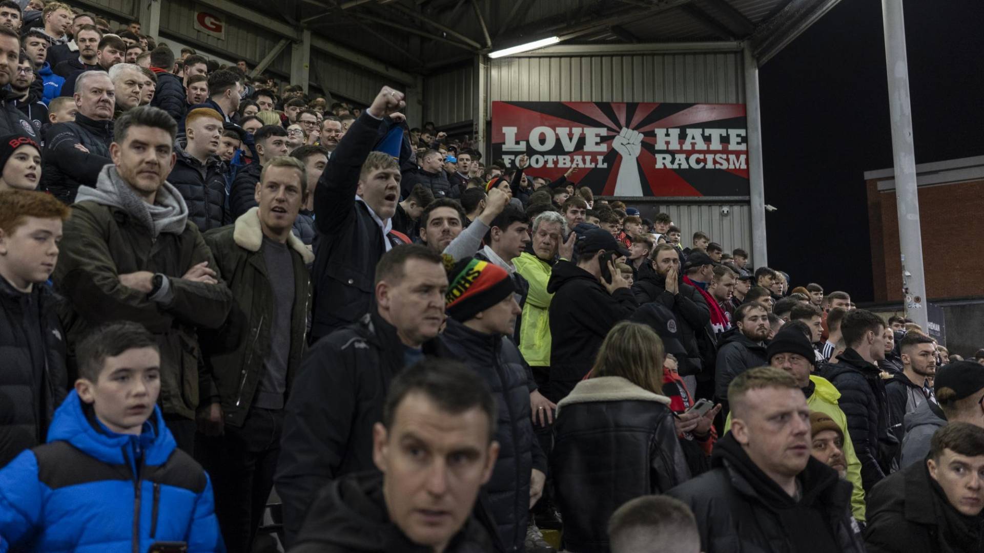 $!Murales que apoyan diversas causas forman el telón de fondo del estadio del Bohemian F.C.. No todos los fans lo aprueban.