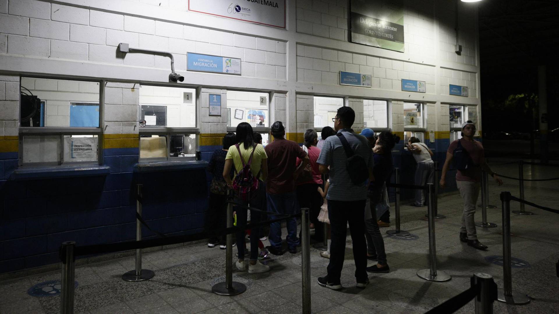 $!En la frontera Corinto, entre Honduras y Guatemala Migración de ambos países cierran a las 10:00 PM.