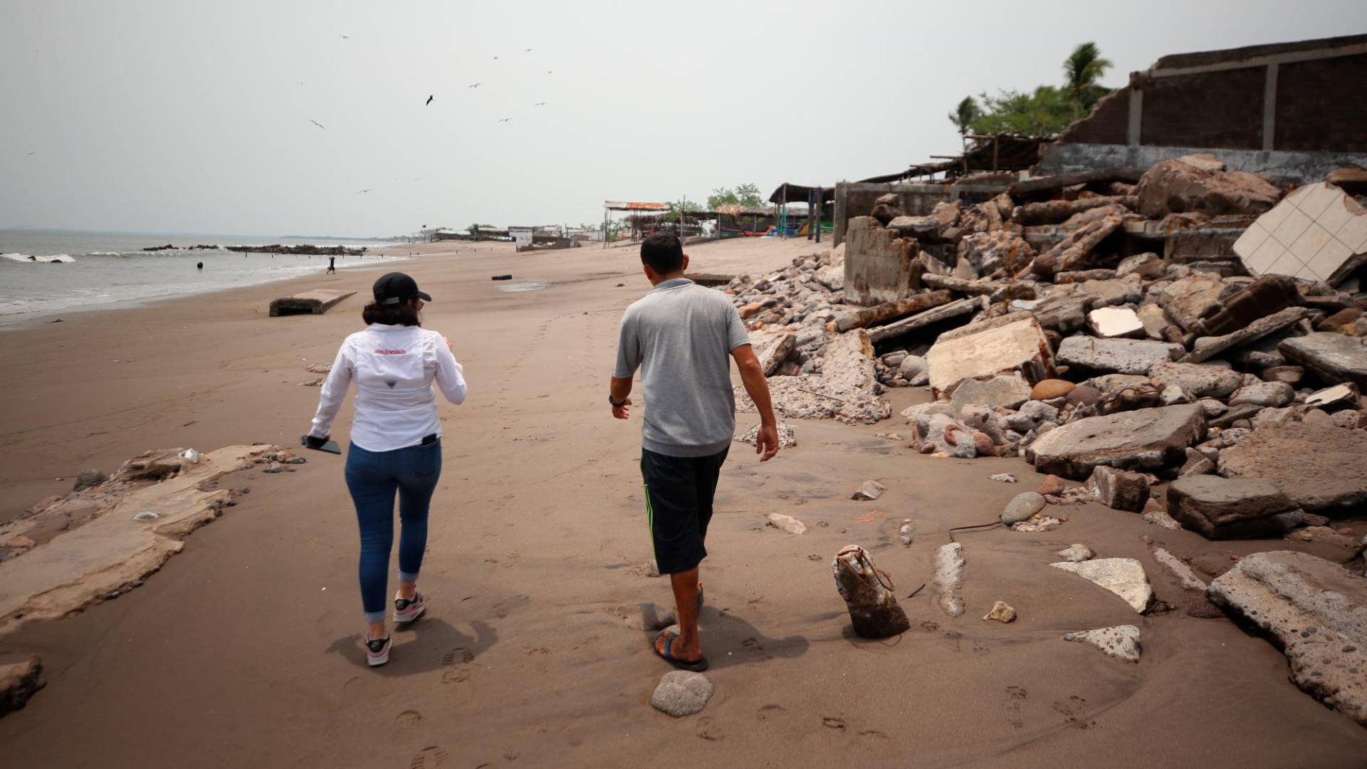 $!Edwin Corrales, un pescador de Cedeño, mostró al equipo de EL HERALDO Plus las casas que han sido destruidas por el mar. Afirmó que hace cuatro décadas donde ahora es playa habían unas 60 viviendas.